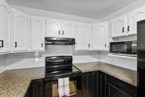 104 Hampshire Close Nw, Calgary, AB - Indoor Photo Showing Kitchen