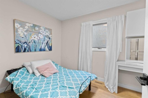 104 Hampshire Close Nw, Calgary, AB - Indoor Photo Showing Bedroom