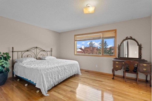 104 Hampshire Close Nw, Calgary, AB - Indoor Photo Showing Bedroom