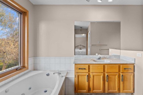 104 Hampshire Close Nw, Calgary, AB - Indoor Photo Showing Bathroom