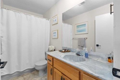 104 Hampshire Close Nw, Calgary, AB - Indoor Photo Showing Bathroom