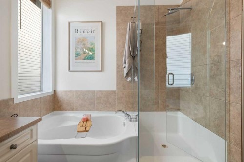238 Somerglen Way Sw, Calgary, AB - Indoor Photo Showing Bathroom
