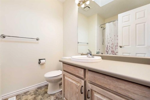 1613 43 Street Sw, Calgary, AB - Indoor Photo Showing Bathroom