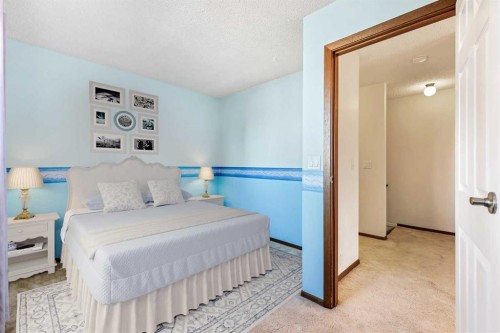 1613 43 Street Sw, Calgary, AB - Indoor Photo Showing Bedroom