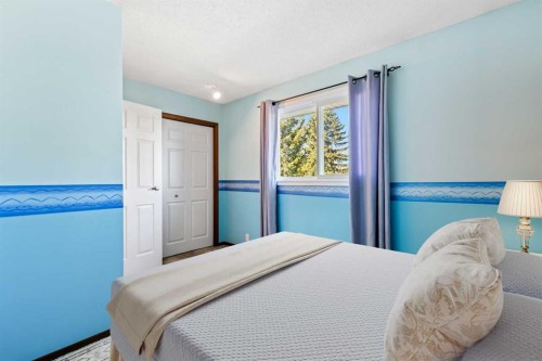 1613 43 Street Sw, Calgary, AB - Indoor Photo Showing Bedroom