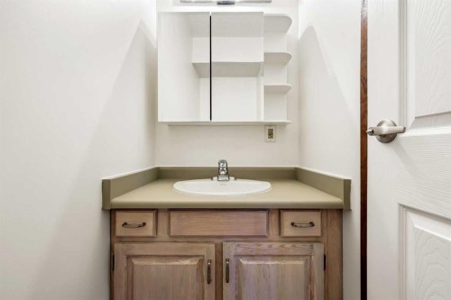 1613 43 Street Sw, Calgary, AB - Indoor Photo Showing Bathroom