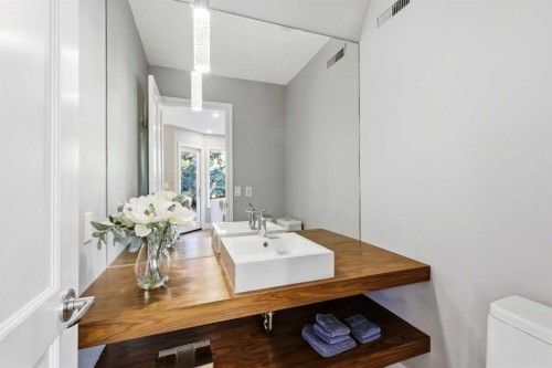 723 Willamette Drive Se, Calgary, AB - Indoor Photo Showing Bathroom