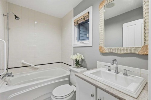 723 Willamette Drive Se, Calgary, AB - Indoor Photo Showing Bathroom