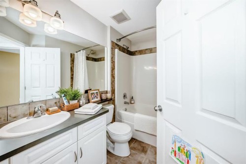 205 Panora Close Nw, Calgary, AB - Indoor Photo Showing Bathroom