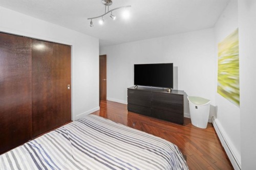 406-1420 Memorial Drive Nw, Calgary, AB - Indoor Photo Showing Bedroom