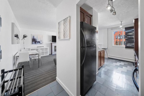 406-1420 Memorial Drive Nw, Calgary, AB - Indoor Photo Showing Other Room