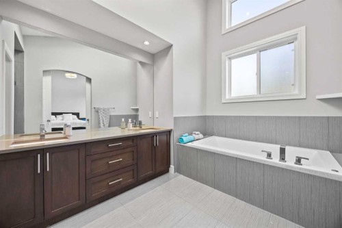 1906 22 Avenue Nw, Calgary, AB - Indoor Photo Showing Bathroom