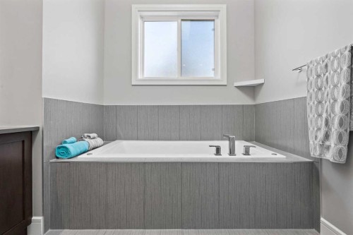 1906 22 Avenue Nw, Calgary, AB - Indoor Photo Showing Bathroom