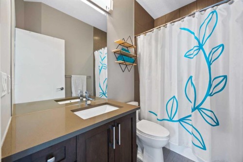 1906 22 Avenue Nw, Calgary, AB - Indoor Photo Showing Bathroom