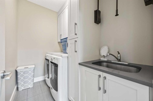1906 22 Avenue Nw, Calgary, AB - Indoor Photo Showing Laundry Room