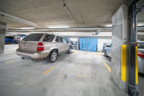 207-200 Lincoln Way Sw, Calgary, AB - Indoor Photo Showing Garage