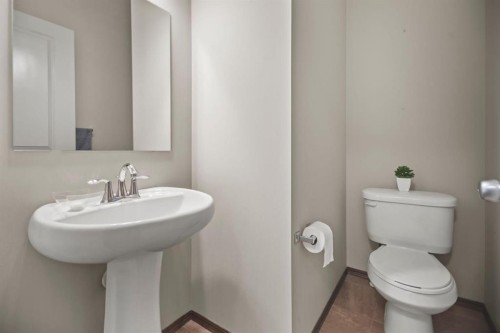 508 Everbrook Way Sw, Calgary, AB - Indoor Photo Showing Bathroom