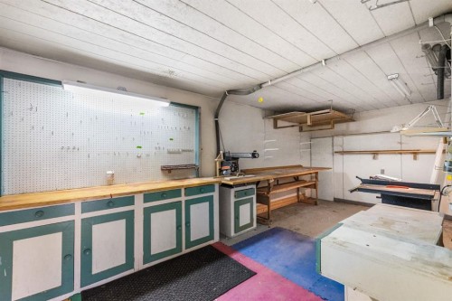 3375 Breton Close Nw, Calgary, AB - Indoor Photo Showing Garage