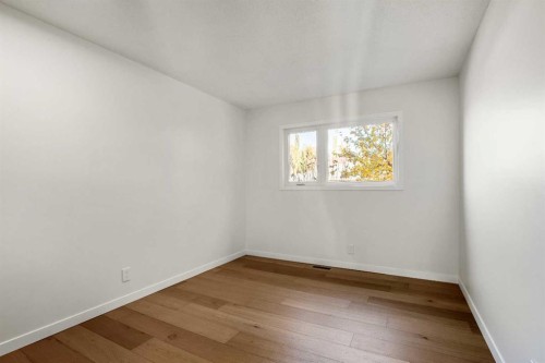 4703 40 Avenue Sw, Calgary, AB - Indoor Photo Showing Other Room