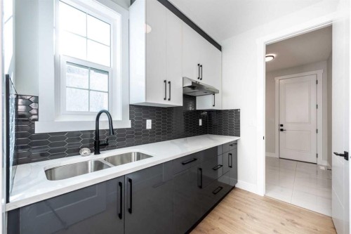 22 Cimarron Estates Gate, Okotoks, AB - Indoor Photo Showing Kitchen With Double Sink With Upgraded Kitchen