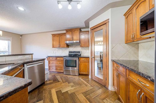 22 Royal Birch Way Nw, Calgary, AB - Indoor Photo Showing Kitchen