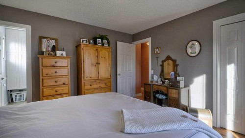 232 Penbrooke Way Se, Calgary, AB - Indoor Photo Showing Bedroom