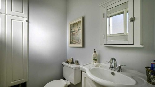232 Penbrooke Way Se, Calgary, AB - Indoor Photo Showing Bathroom