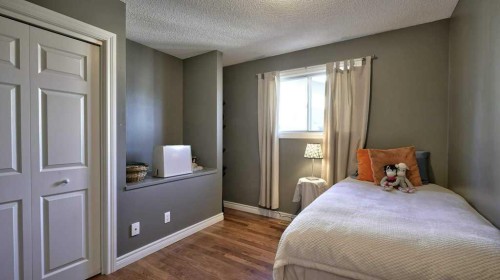 232 Penbrooke Way Se, Calgary, AB - Indoor Photo Showing Bedroom