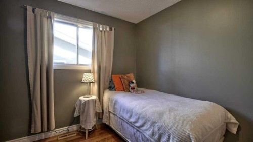 232 Penbrooke Way Se, Calgary, AB - Indoor Photo Showing Bedroom
