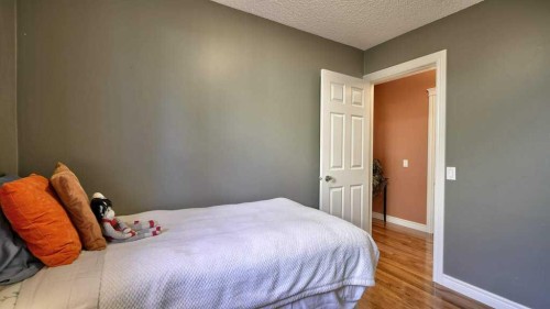 232 Penbrooke Way Se, Calgary, AB - Indoor Photo Showing Bedroom