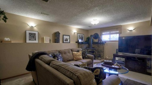 232 Penbrooke Way Se, Calgary, AB - Indoor Photo Showing Living Room