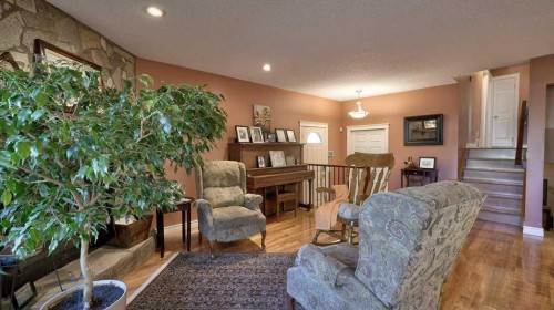 232 Penbrooke Way Se, Calgary, AB - Indoor Photo Showing Living Room