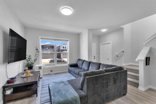 67 Corner Glen Gardens Ne, Calgary, AB - Indoor Photo Showing Living Room
