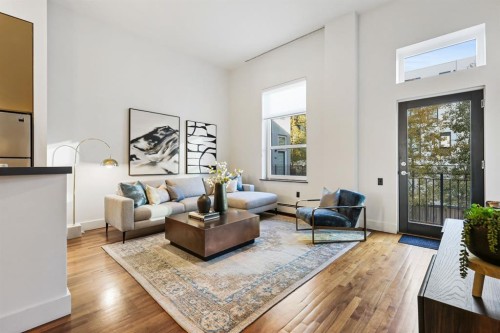 108 18 Avenue Se, Calgary, AB - Indoor Photo Showing Living Room
