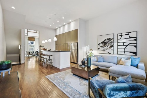 108 18 Avenue Se, Calgary, AB - Indoor Photo Showing Living Room