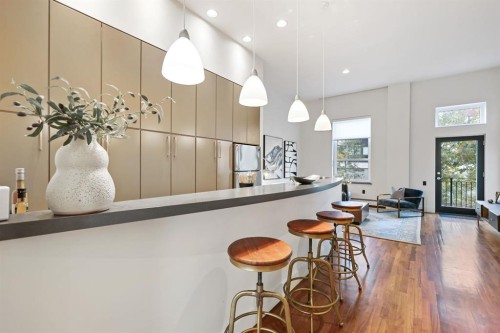 108 18 Avenue Se, Calgary, AB - Indoor Photo Showing Other Room