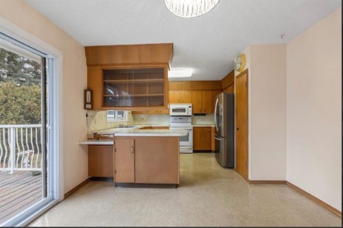 5339 Brisebois Drive Nw, Calgary, AB - Indoor Photo Showing Kitchen