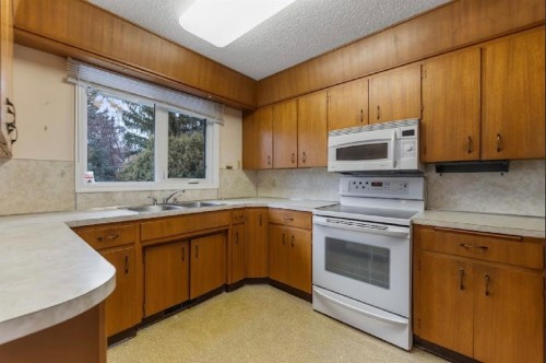 5339 Brisebois Drive Nw, Calgary, AB - Indoor Photo Showing Kitchen With Double Sink
