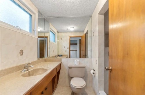 5339 Brisebois Drive Nw, Calgary, AB - Indoor Photo Showing Bathroom