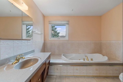 5339 Brisebois Drive Nw, Calgary, AB - Indoor Photo Showing Bathroom