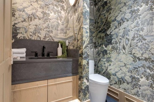 412 40 Avenue Sw, Calgary, AB - Indoor Photo Showing Bathroom