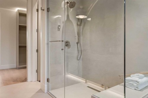 412 40 Avenue Sw, Calgary, AB - Indoor Photo Showing Bathroom