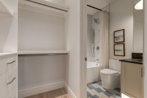 412 40 Avenue Sw, Calgary, AB - Indoor Photo Showing Bathroom
