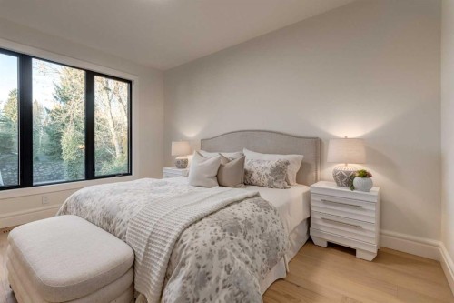 412 40 Avenue Sw, Calgary, AB - Indoor Photo Showing Bedroom