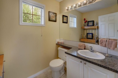 82 Country Hills Cove Nw, Calgary, AB - Indoor Photo Showing Bathroom