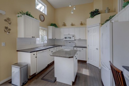 82 Country Hills Cove Nw, Calgary, AB - Indoor Photo Showing Kitchen