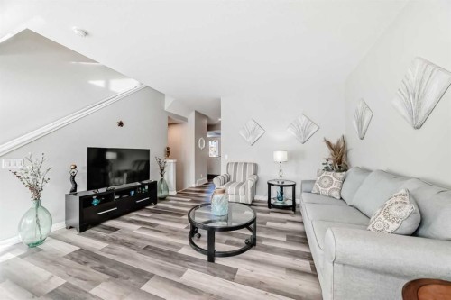 615 Kingsmere Way Se, Airdrie, AB - Indoor Photo Showing Living Room