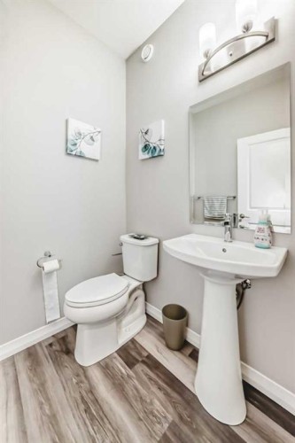 615 Kingsmere Way Se, Airdrie, AB - Indoor Photo Showing Bathroom