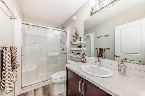 615 Kingsmere Way Se, Airdrie, AB - Indoor Photo Showing Bathroom