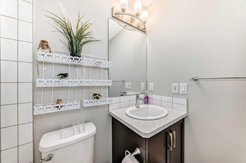 615 Kingsmere Way Se, Airdrie, AB - Indoor Photo Showing Bathroom